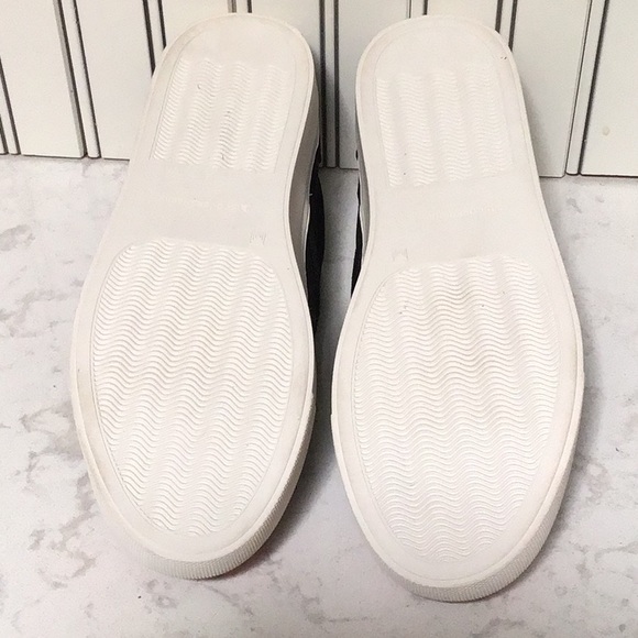 Discovery Shark Sneakers Size 7.5 - Picture 3 of 4